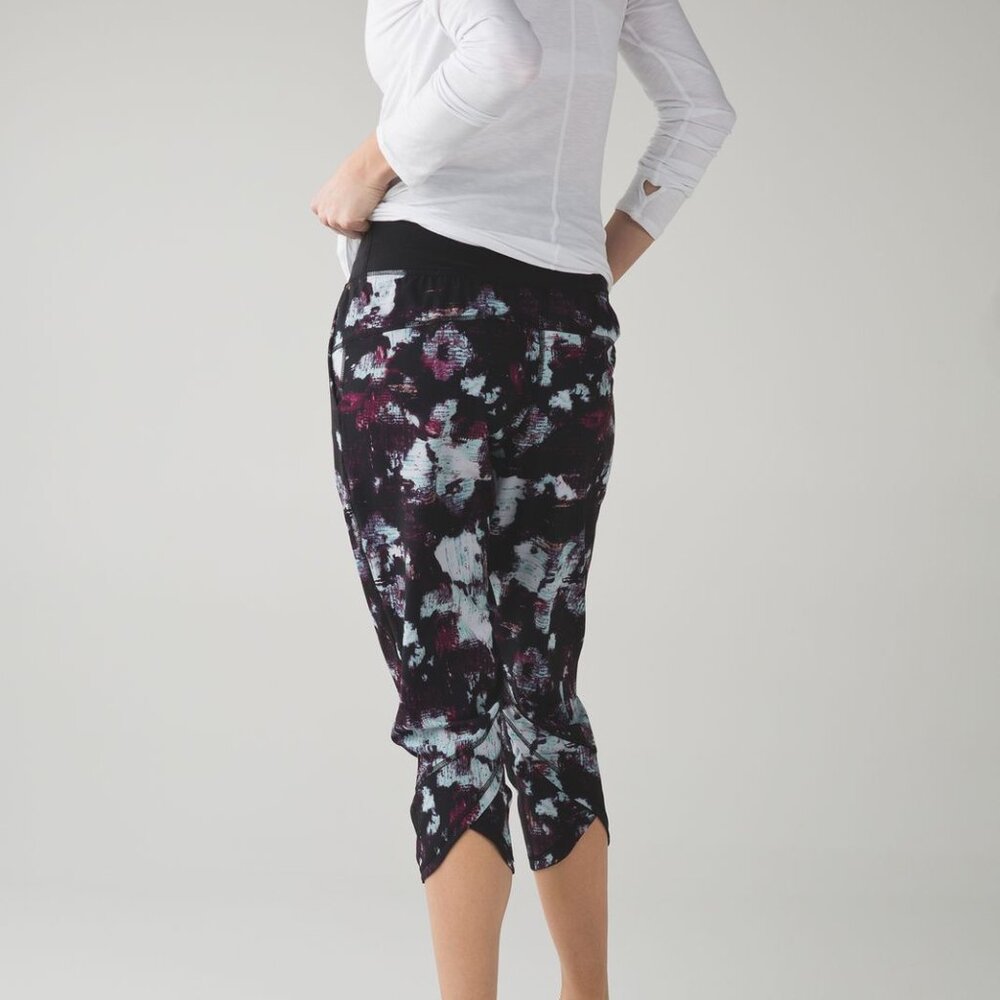 NEW Lululemon Tranquil Crop Kara Blossom Multi / Black size 6